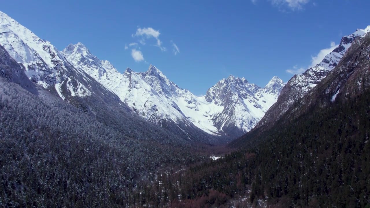 四川省阿坝藏族羌族自治州理县毕棚沟风景区航拍视频素材