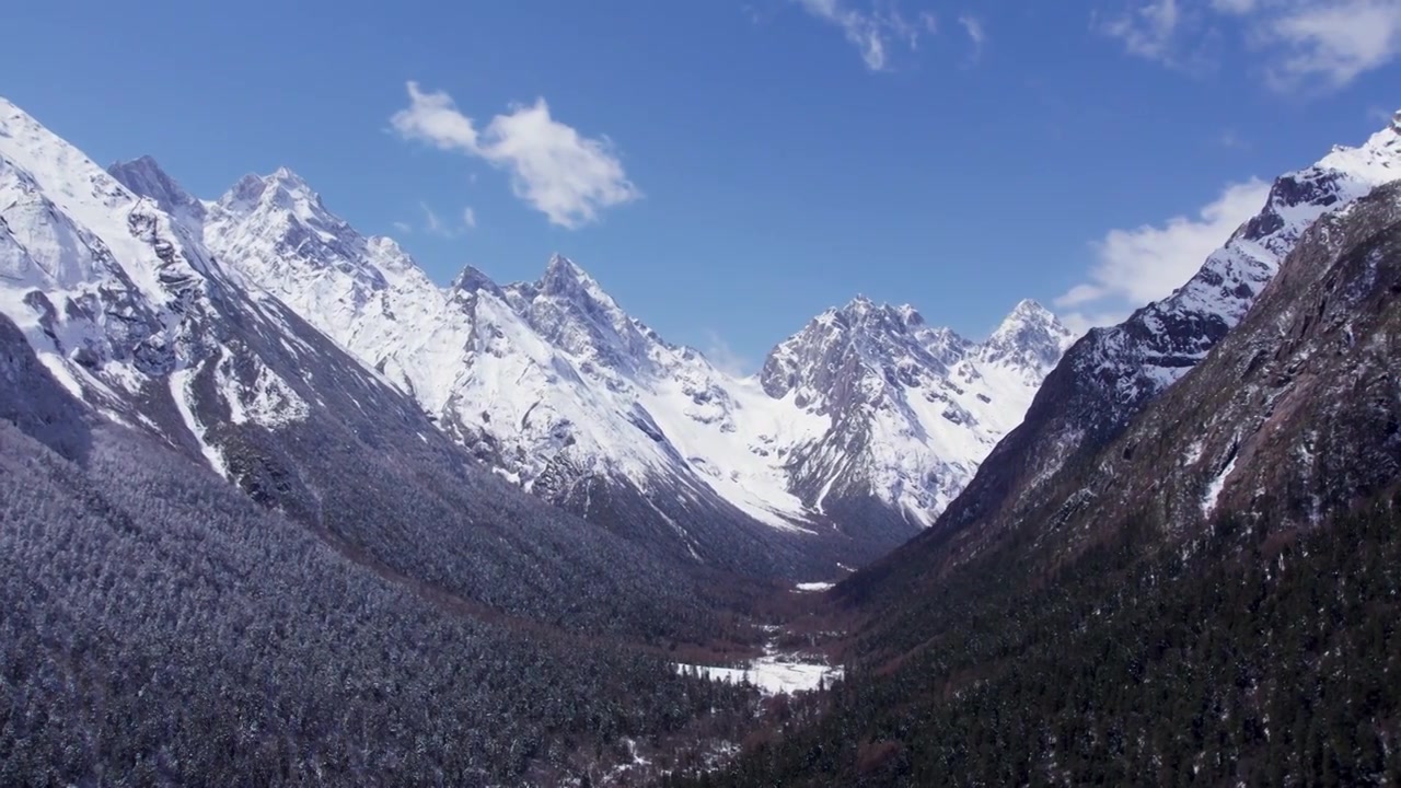 四川省阿坝藏族羌族自治州理县毕棚沟风景区航拍视频素材