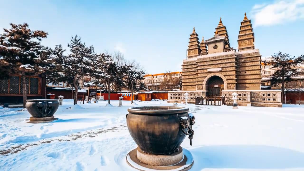 中国内蒙古呼和浩特清代五塔寺冬季建筑雪景延时摄影视频素材