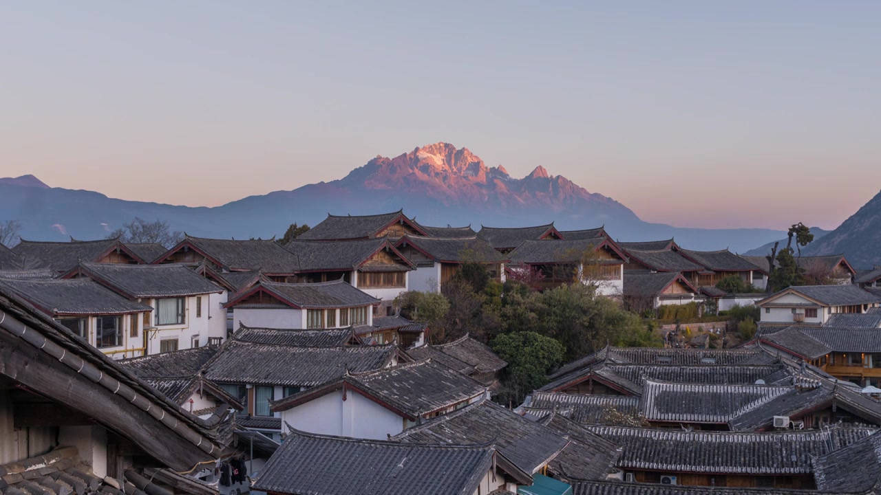 云南丽江古城大研古镇和玉龙雪山日出日照金山延时视频素材