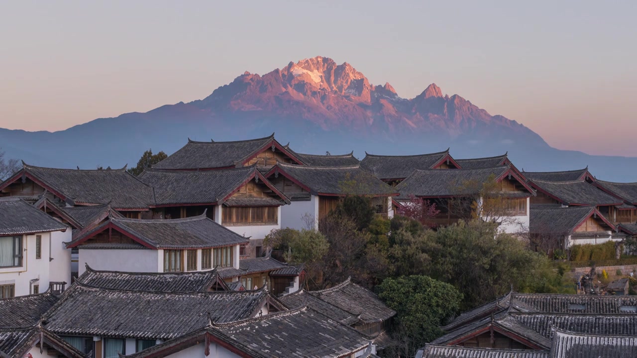 云南丽江古城大研古镇和玉龙雪山日出日照金山延时视频素材