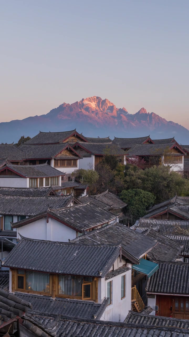 云南丽江古城大研古镇和玉龙雪山日出日照金山延时视频素材