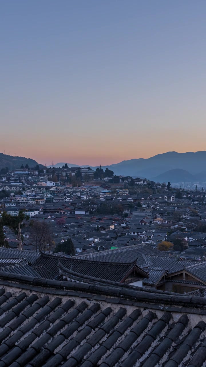 云南丽江古城大研古镇全景日出夜转日延时视频素材