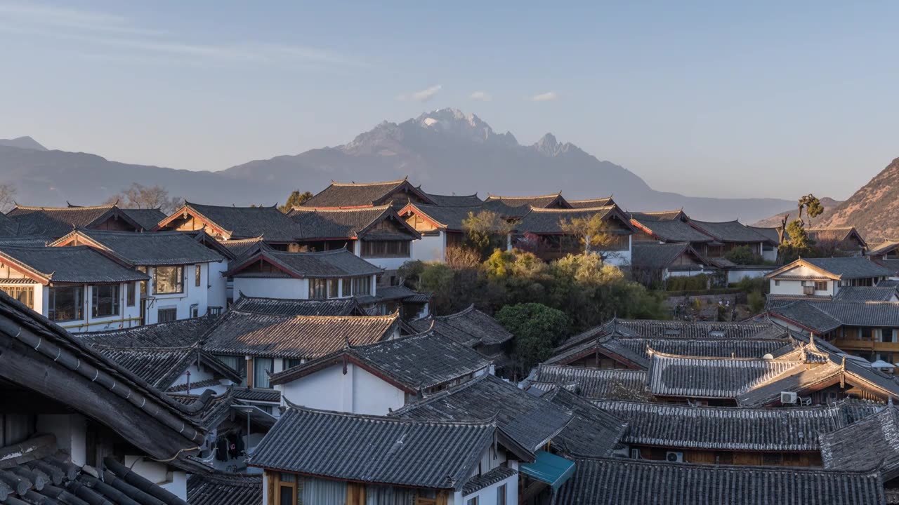 云南丽江古城大研古镇和玉龙雪山日转夜延时视频素材