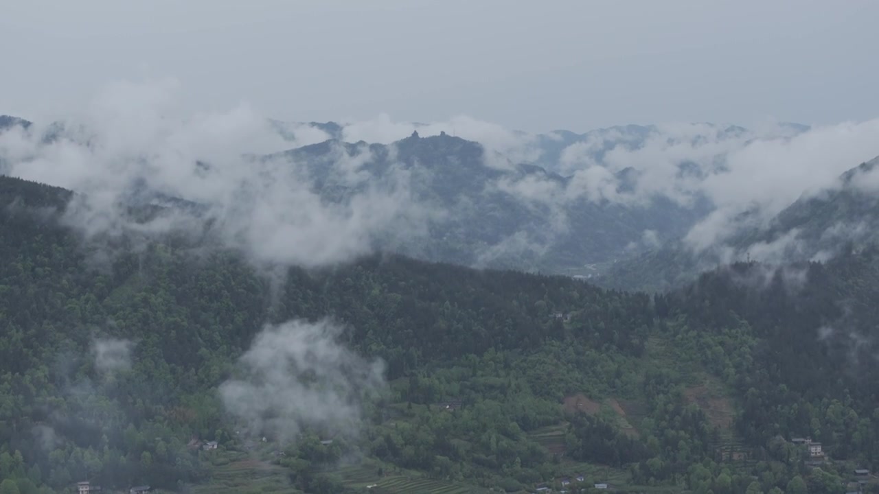 航拍大山云雾环绕视频素材