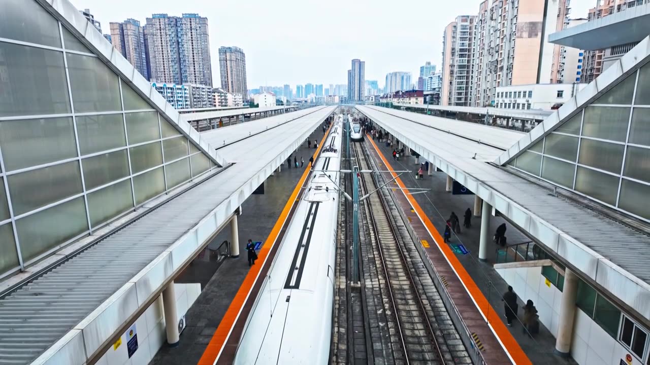 乘坐高铁的旅客视频素材