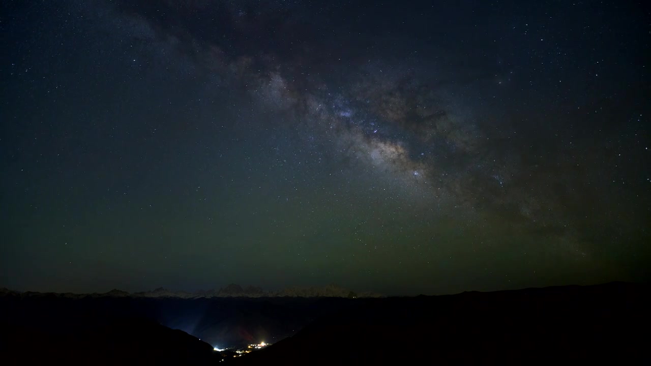 贡嘎雪山群的银河星空延时视频素材