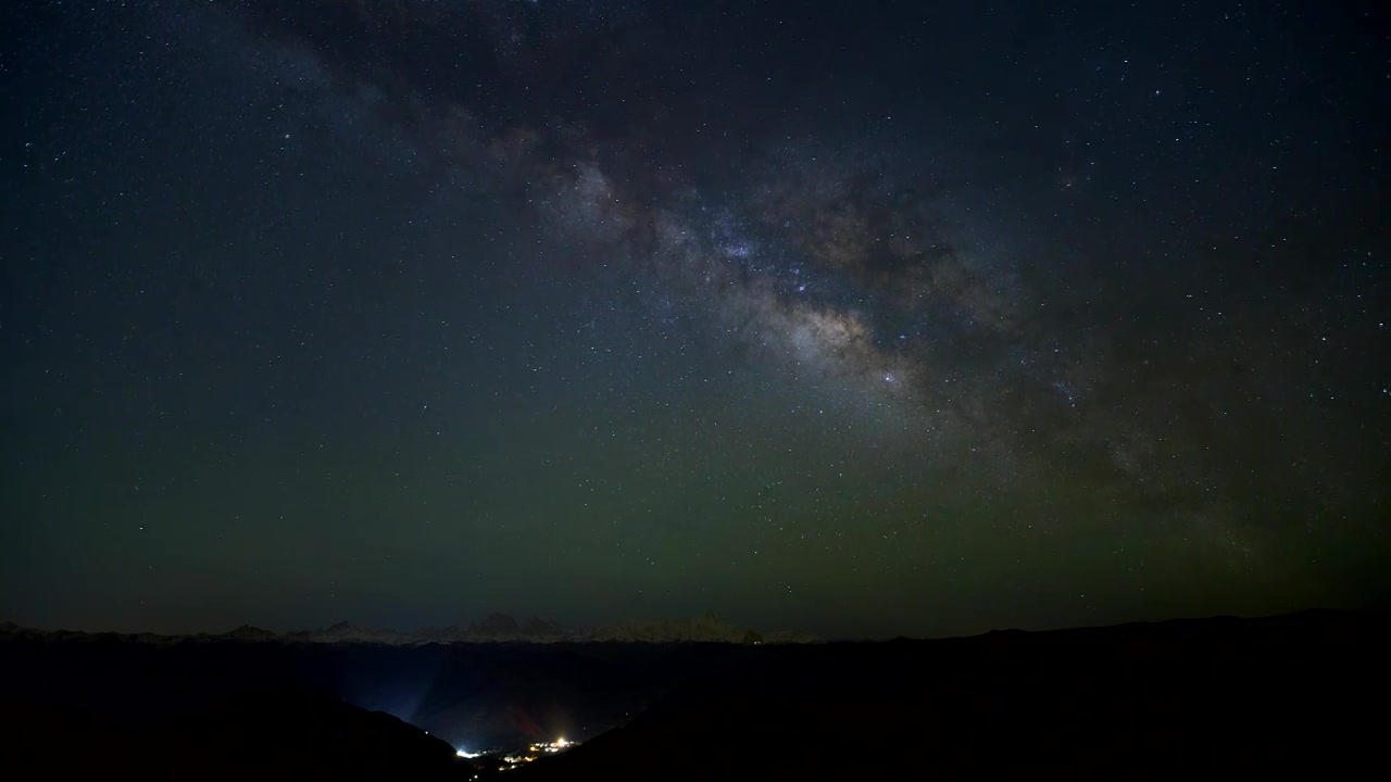 贡嘎雪山群的银河星空延时视频素材