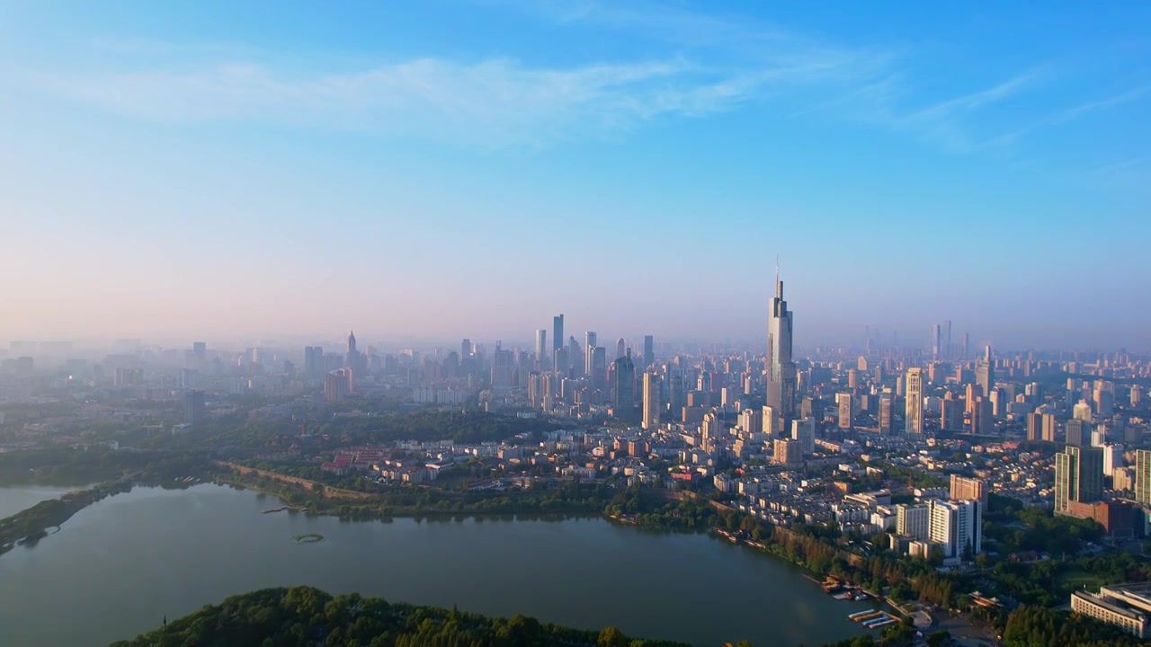 中国南京玄武湖和城市天际线航拍风光视频素材