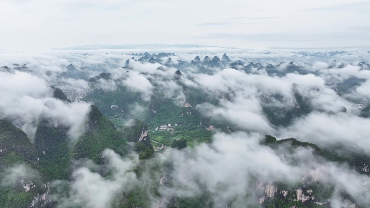 航拍阳朔遇龙河云海自然风光视频素材