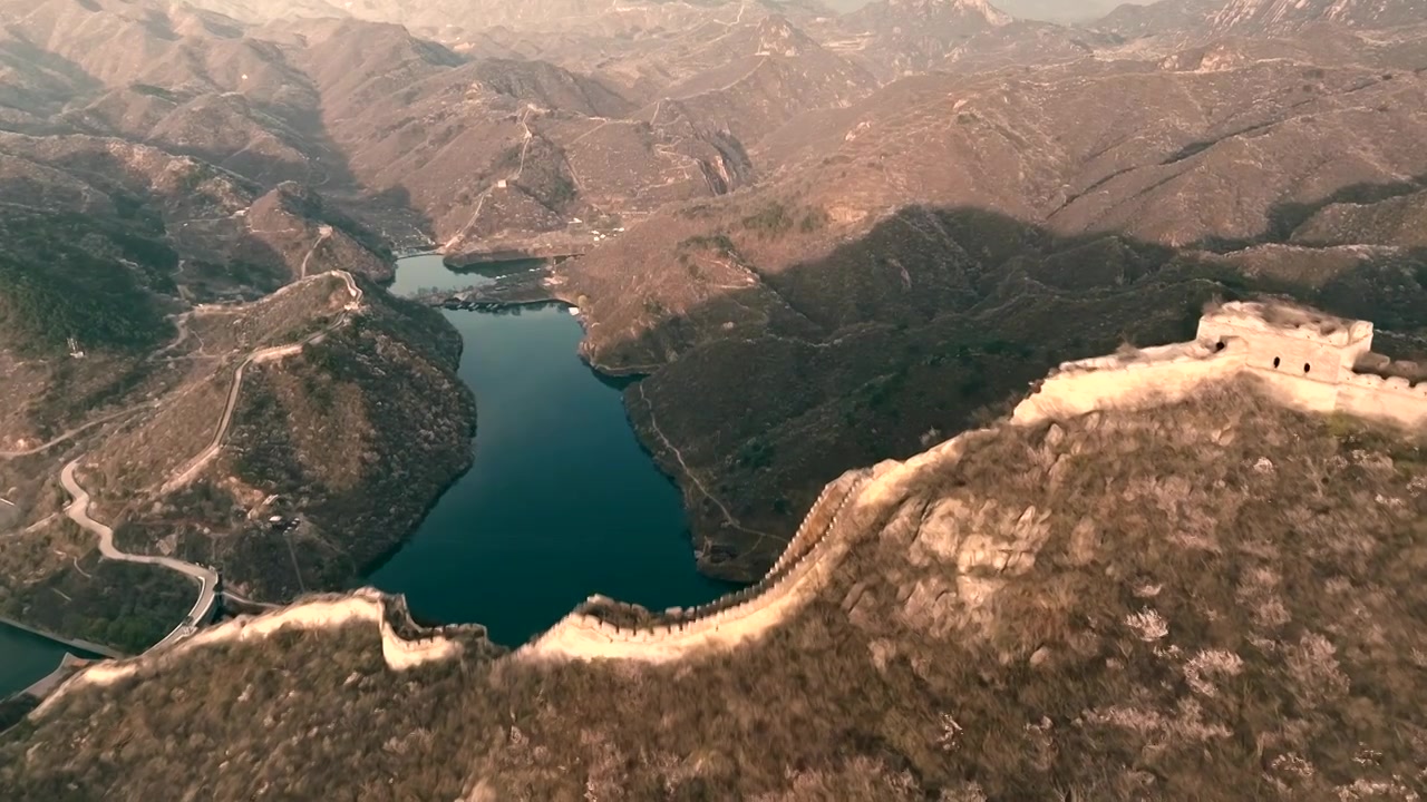 航拍春天北京黄花城水长城山花烂漫视频素材