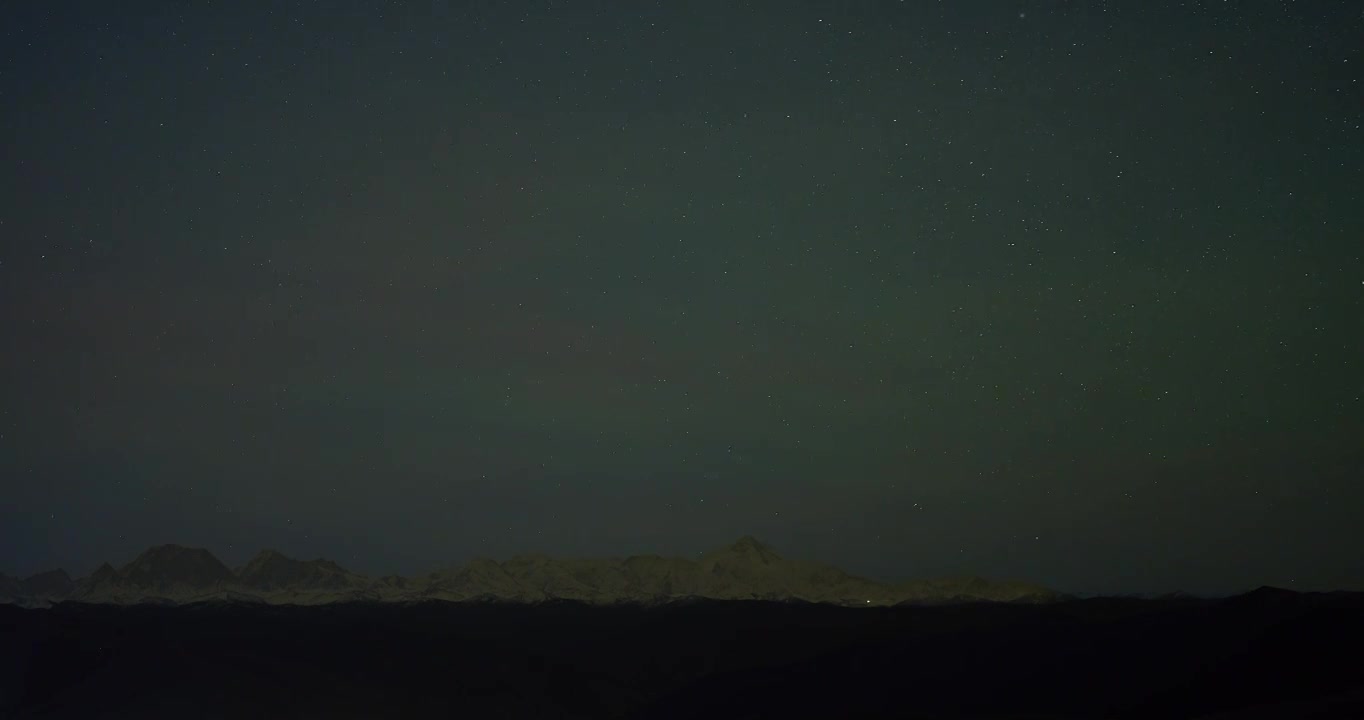 贡嘎雪山群的灿烂星空视频素材