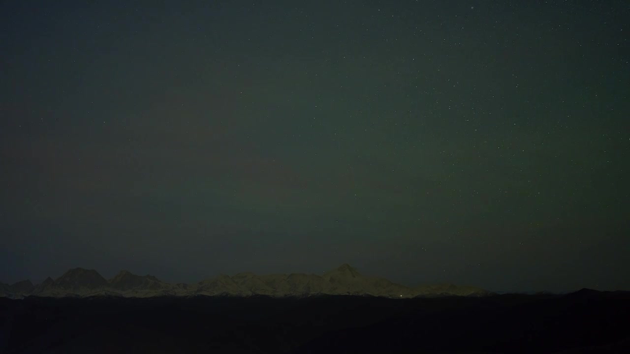 贡嘎雪山群的灿烂星空视频素材