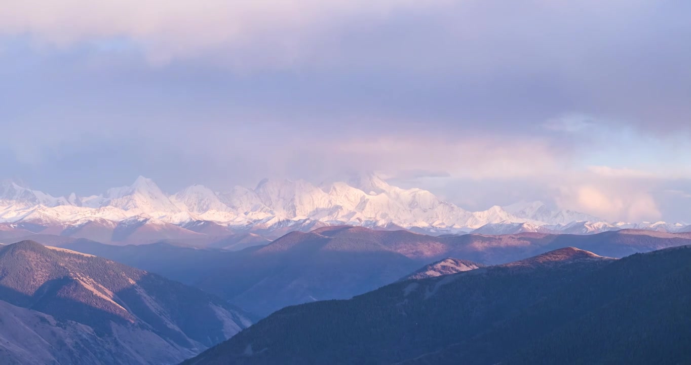 贡嘎雪山群的日照金山视频下载