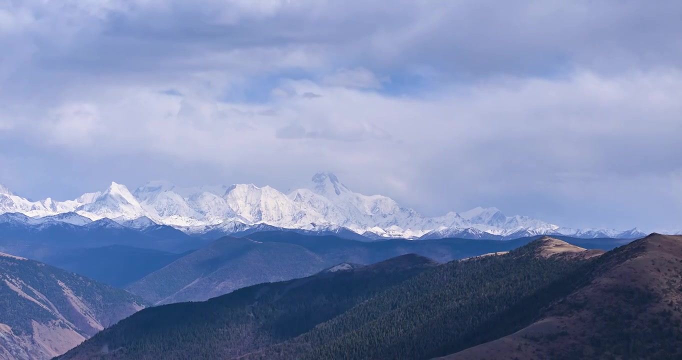 航拍云海环绕的贡嘎雪山群视频素材