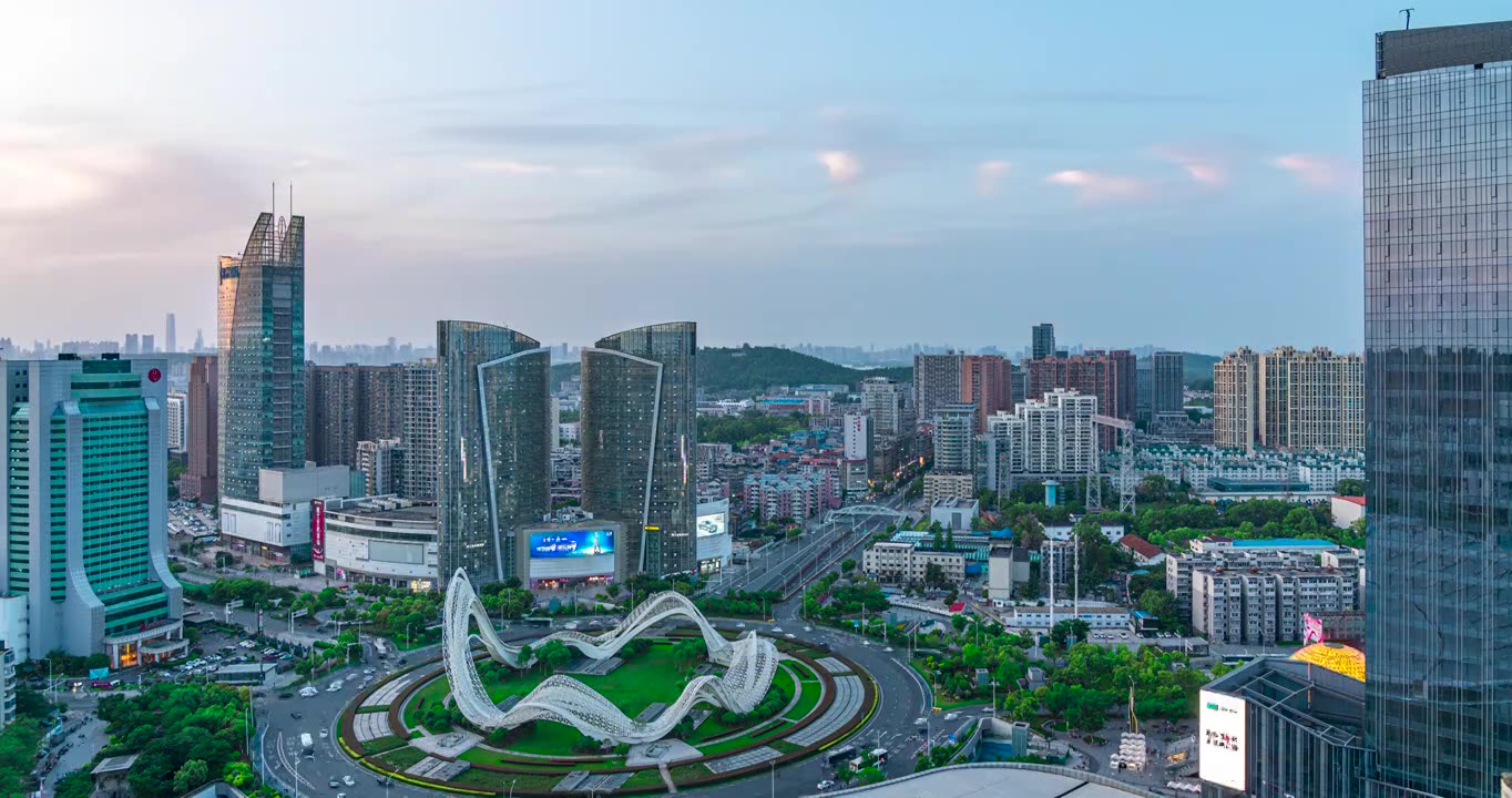 夏季航拍武汉光谷广场转盘星河雕塑城市建筑霓虹灯夜景车流交通晚高峰夕阳晚霞市天际线日转夜8K超高清延时视频素材