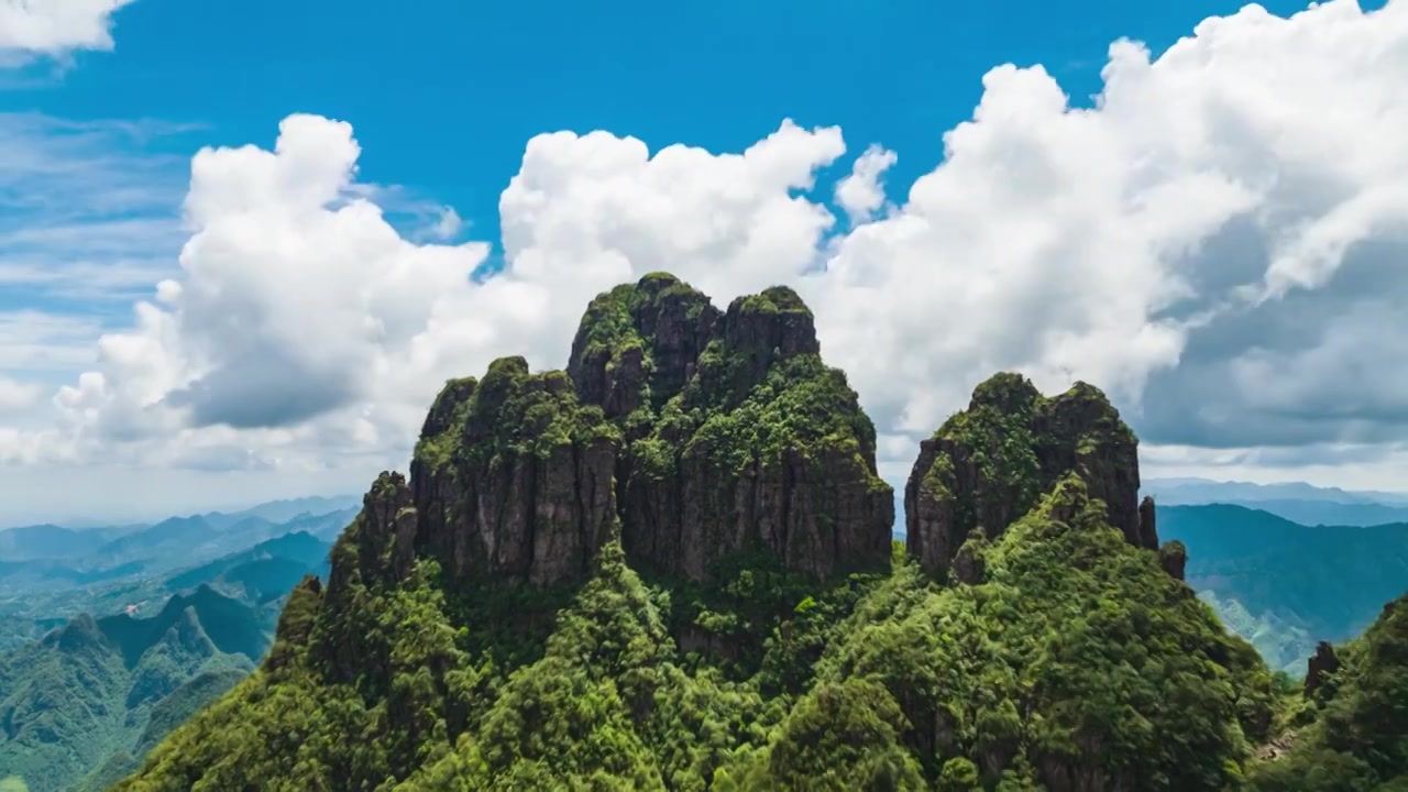 夏日晴天里的广西贵港北帝山美景视频下载