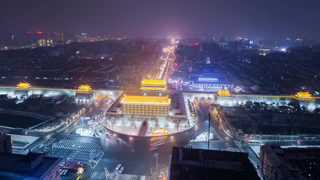 西安城墙东门雪景夜景延时视频素材