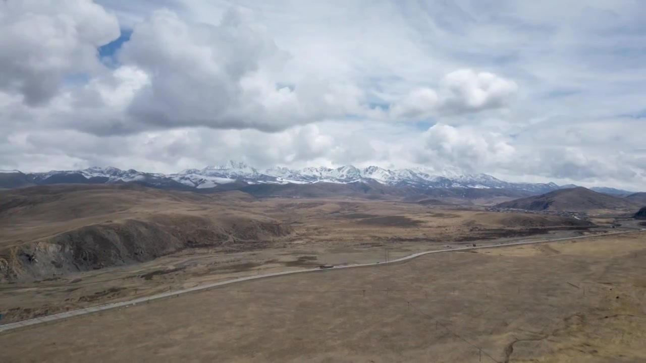 青绕神山雪山草原公路航拍延时视频素材