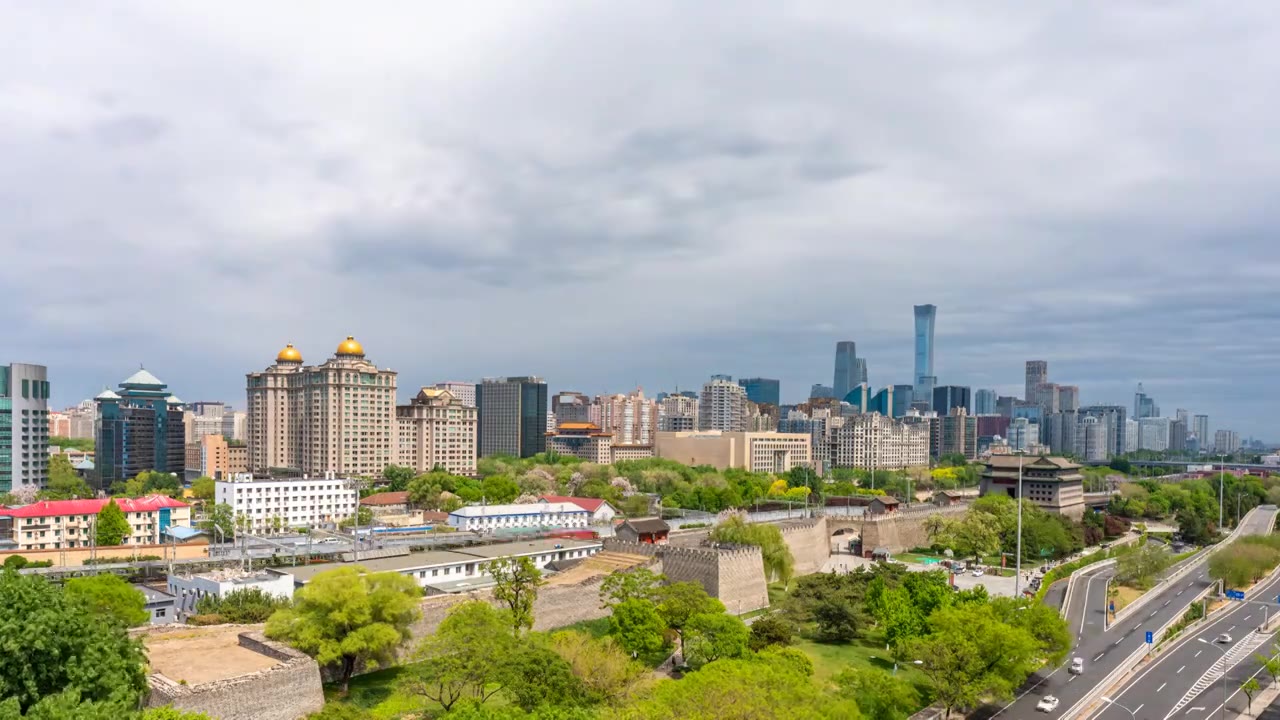 北京春天多云天气下的明长城和国贸CBD中国尊等摩天大楼城市天际线风光延时（4K延时）视频素材