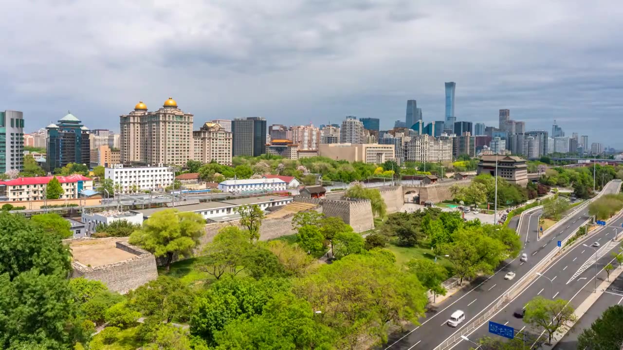 北京春天多云天气下的明长城和国贸CBD中国尊等摩天大楼城市天际线风光延时（4K延时）视频素材