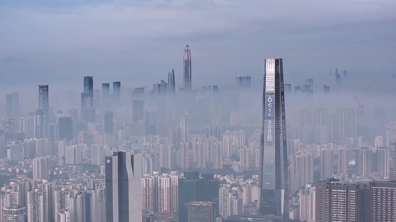 航拍深圳地标建筑与平流雾视频素材