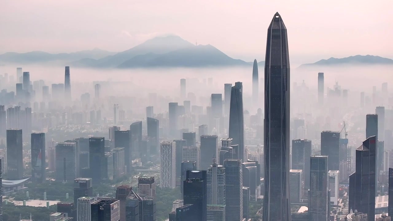 航拍深圳城市天际线低空平流雾视频素材