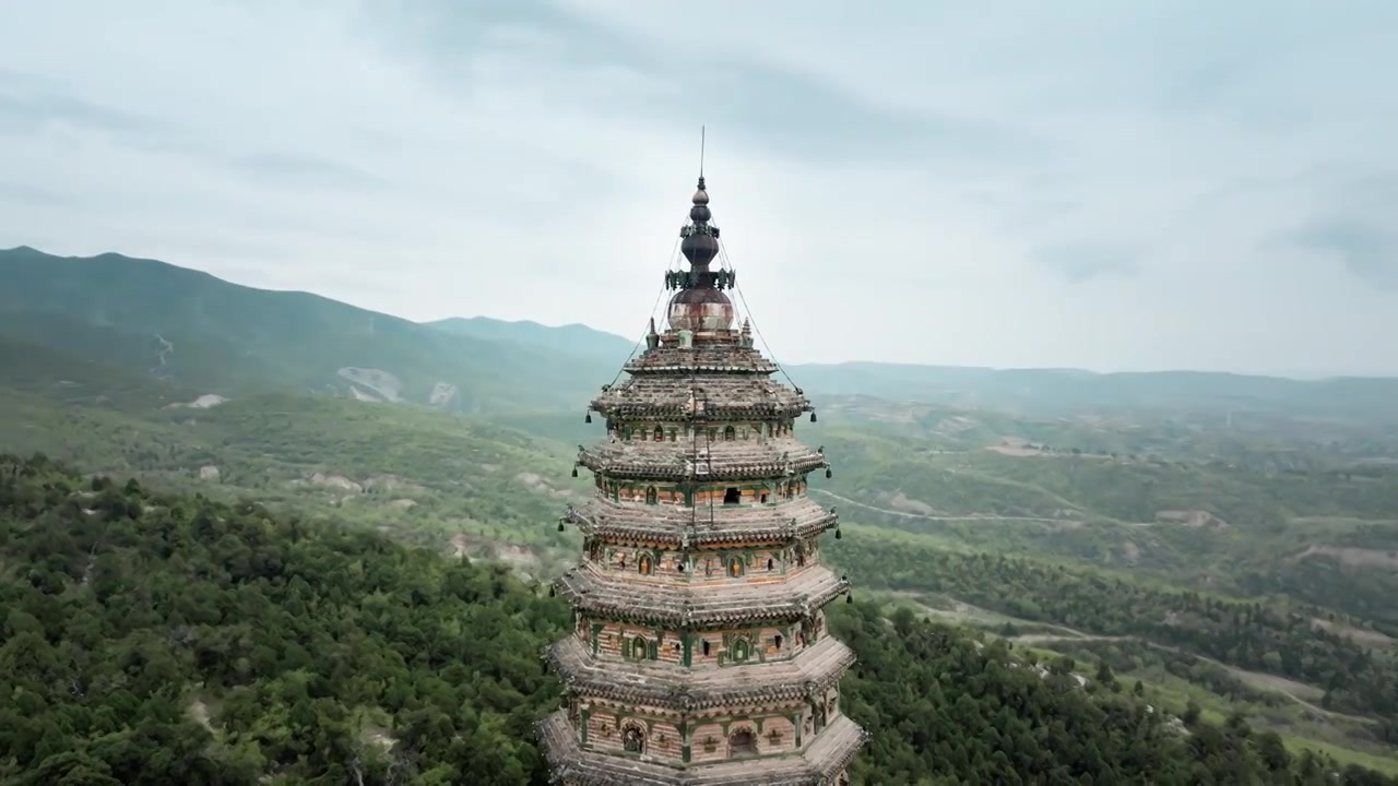 山西省临汾市洪桐县广胜寺飞虹塔春日风光（航拍）视频素材