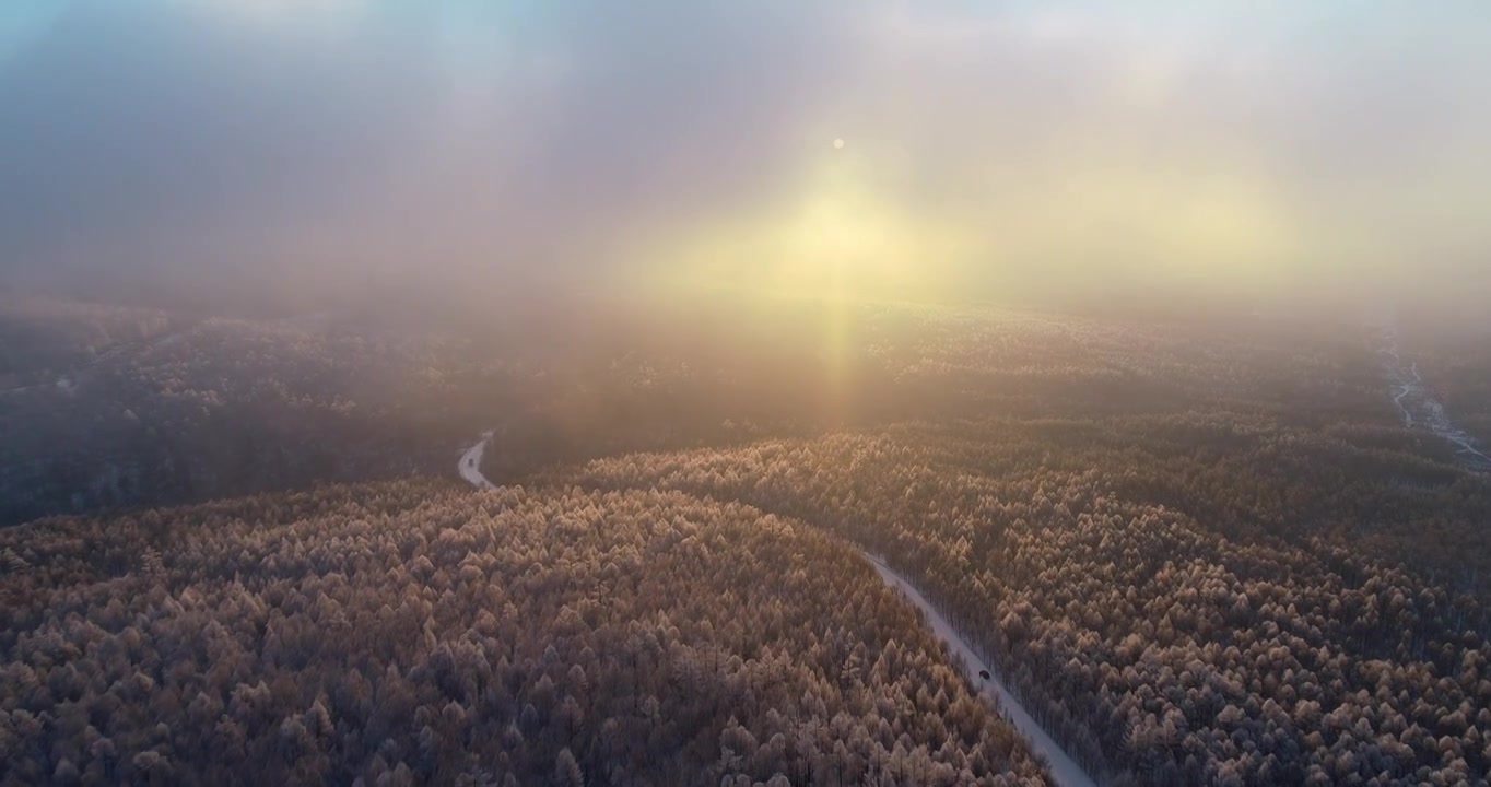 航拍冬季山林雾凇晨雾朝阳视频素材