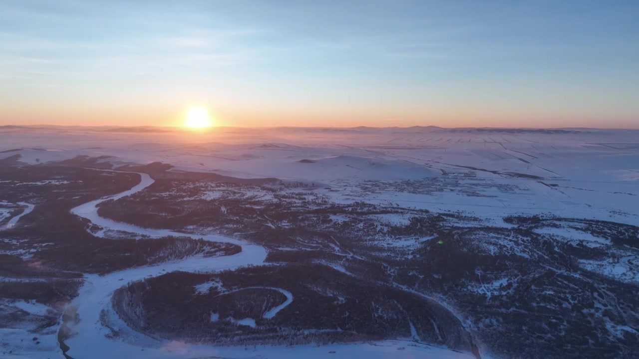 航拍冬季丛林河湾雪景朝阳视频素材