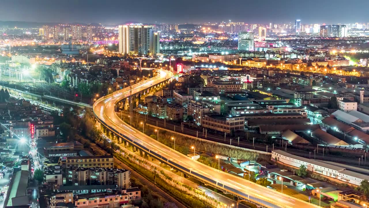 昆明夜景  高架立交上川流不息的车流   灯火辉煌   璀璨的夜景视频下载