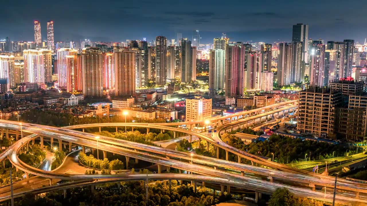 昆明夜景  高架立交上川流不息的车流   灯火辉煌   璀璨的夜景视频下载