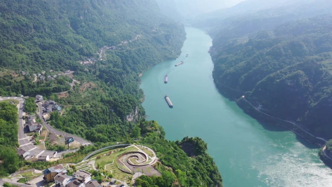 航拍长江西陵峡，青山绿水，过往船舶行在其中，美不胜收。视频下载