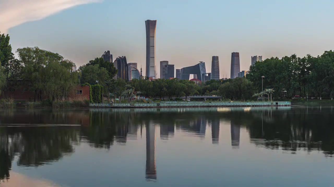 北京CBD日转夜湖面城市倒影城市风光视频素材