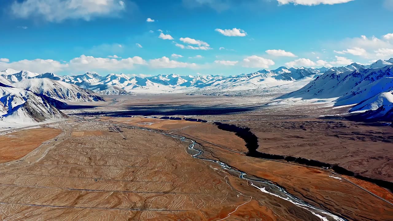 航拍中国新疆喀什地区塔什库尔干帕米尔高原塔格敦巴什帕米尔视频素材