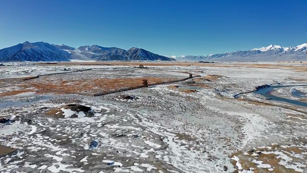 航拍冬季雪后中国新疆克州阿克陶木吉火山口木吉河与十八罗汉峰视频素材