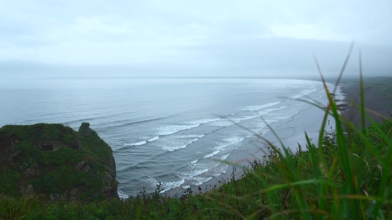 海景峭壁上美丽的绿草。夹。岩石景观视频素材