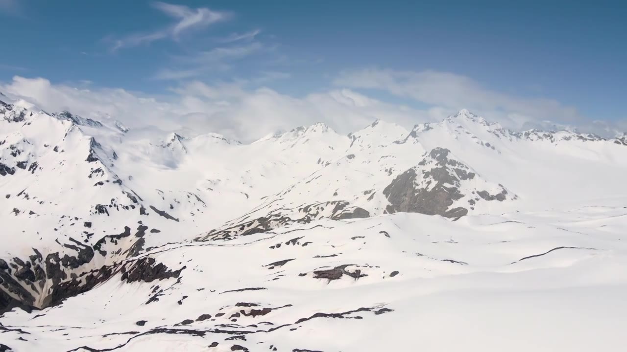 无人机拍摄的高加索山脉雪峰全景图视频素材