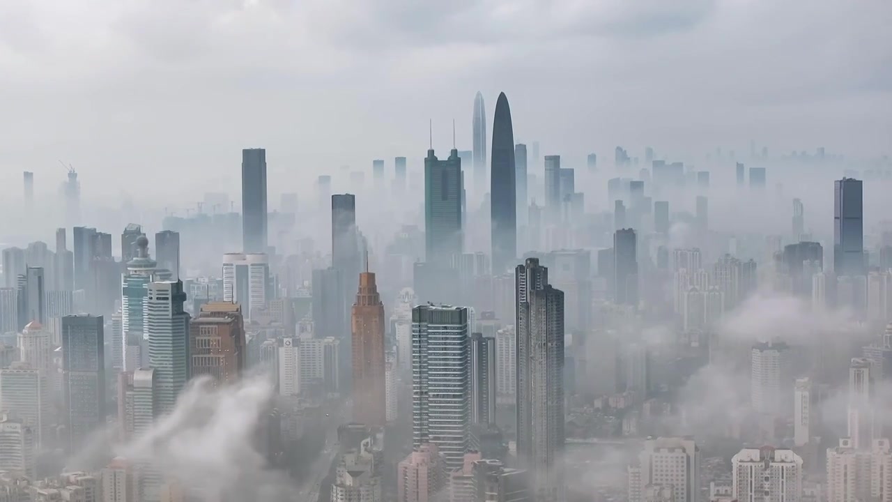 航拍深圳城市低空云海视频素材