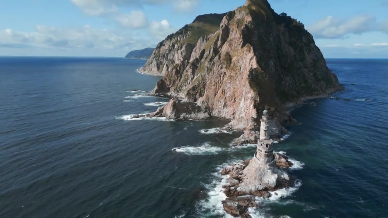 海中的岩石海角景观和灯塔的俯视图。夹。绝妙的风景视频素材