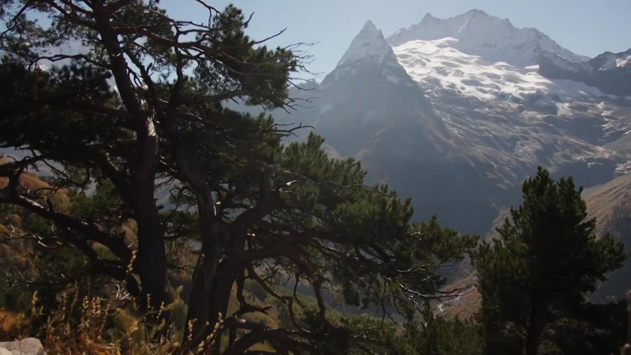 高山景观。有创造力。巨大的高山丘陵上有雪视频素材