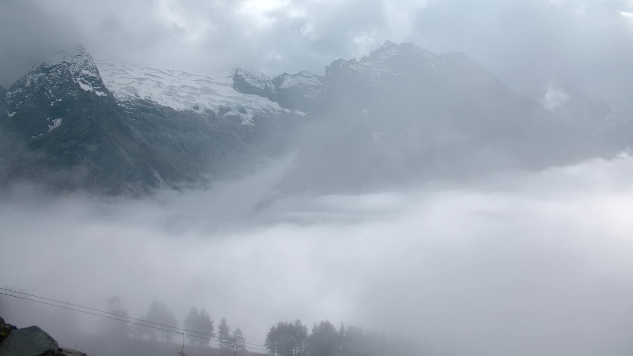 云和雪峰的高山景观。有创造力。神秘的视频素材