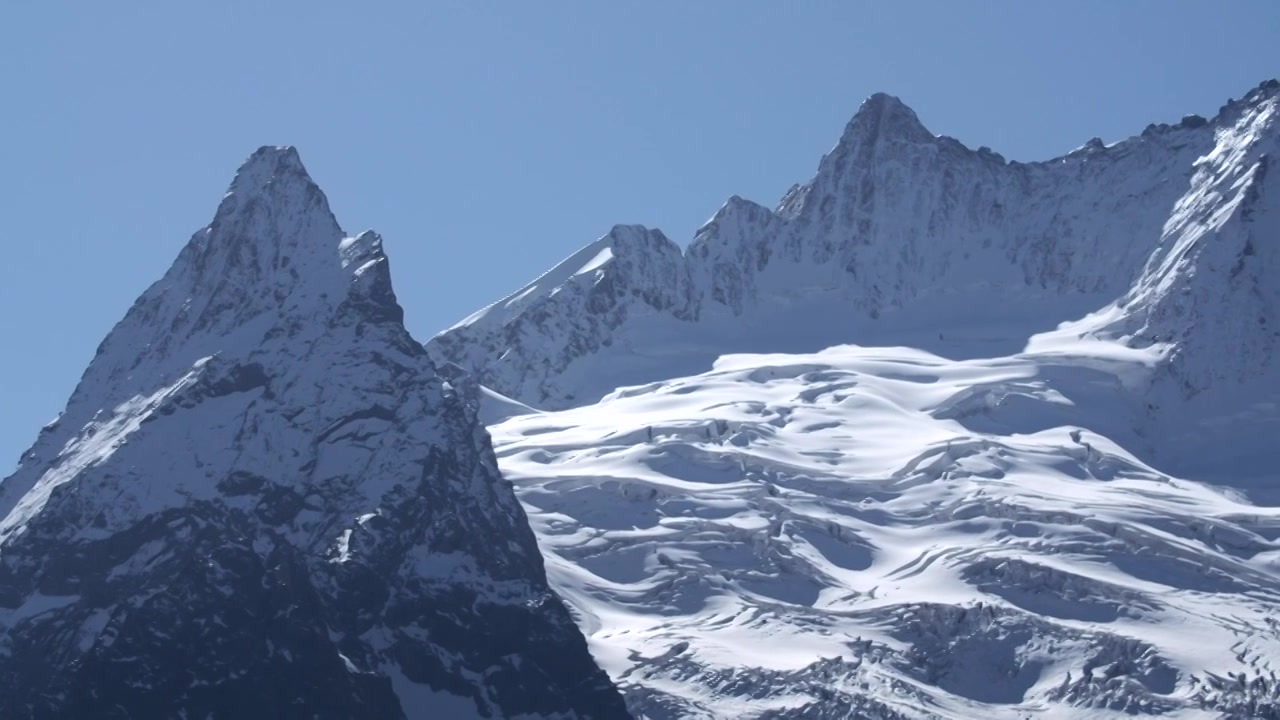 童话般的山景，冰雪覆盖的高山尖峰视频素材