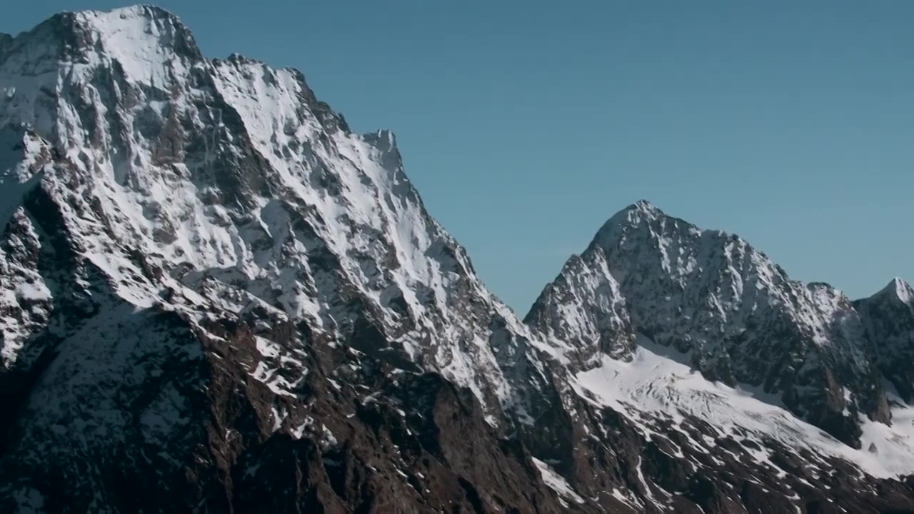 落基山脉的山峰与蓝色的天空背景的雪。有创造力。风景如画的视频素材