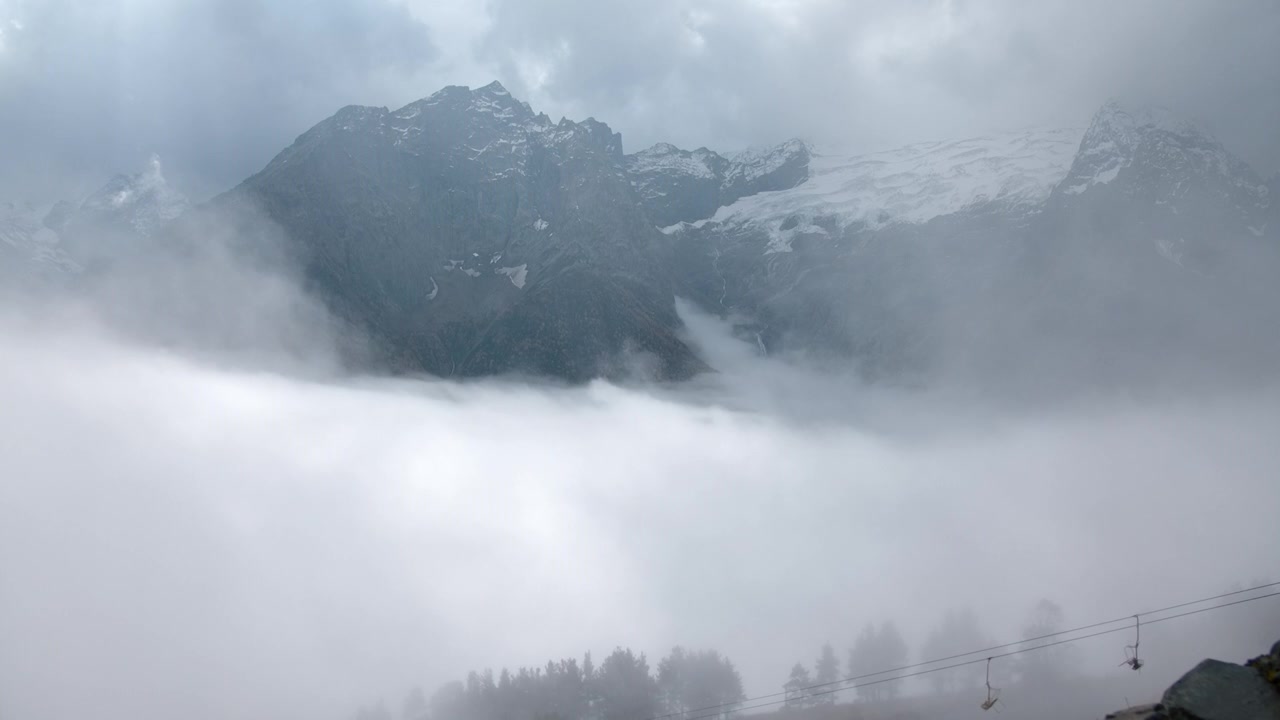 云和雪峰的高山景观。有创造力。神秘的视频素材