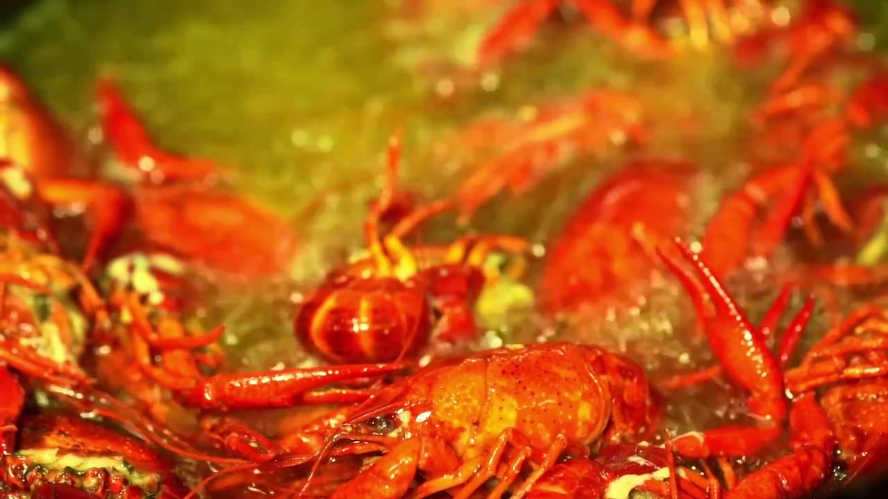 烹饪美味小龙虾夜宵、配菜葱花黄瓜土豆等提鲜视频下载