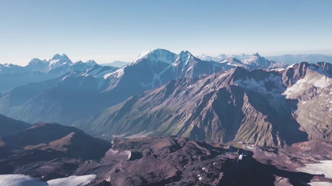 山全景与雪和岩石峰背景蓝天。剪辑视频素材