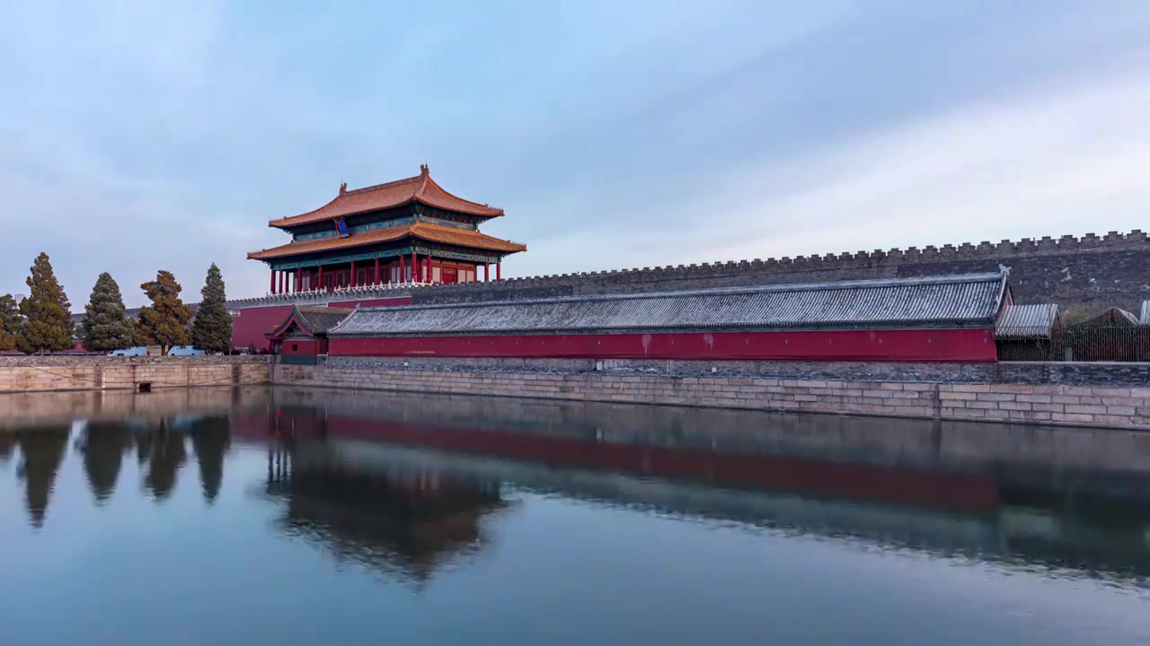 北京故宫神武门护城河城墙蓝天白云日转夜延时摄影视频下载