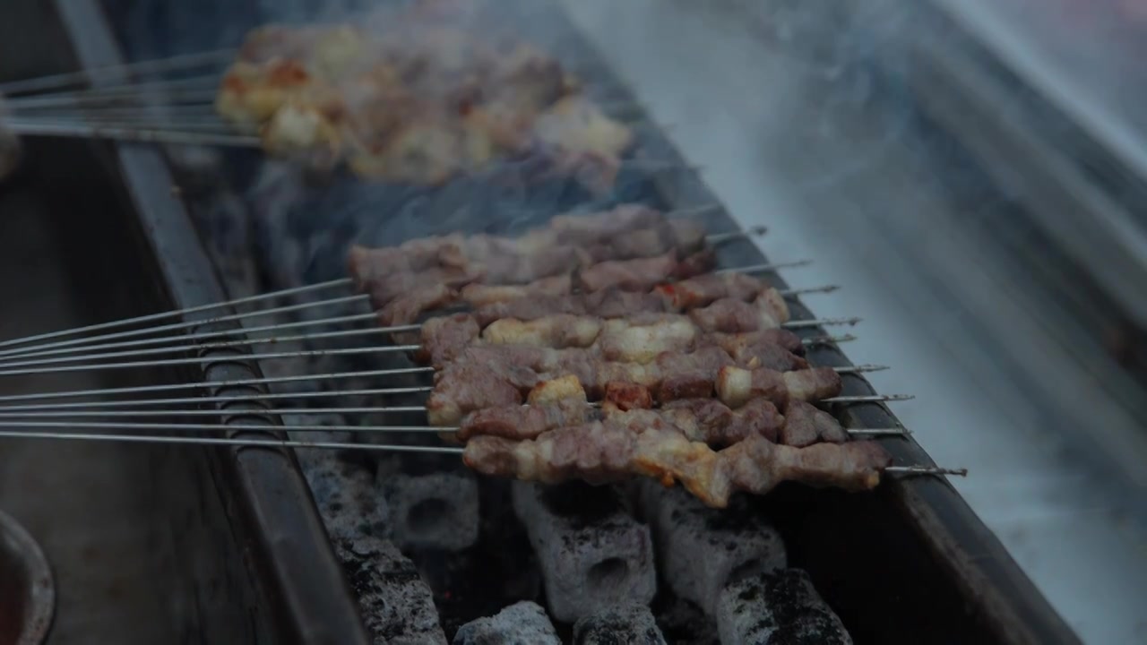 烧烤炉子上的羊肉串烤肉串烧烤节视频素材