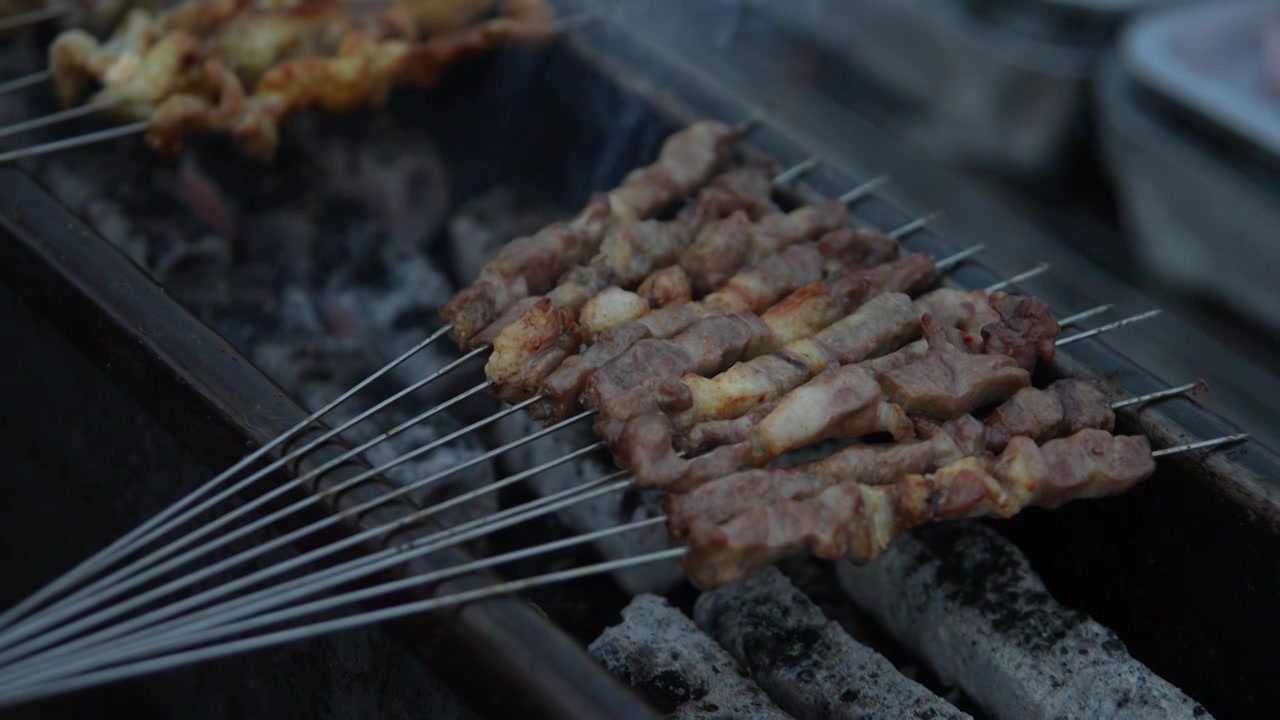 烧烤炉子上的羊肉串烤肉串烧烤节视频素材